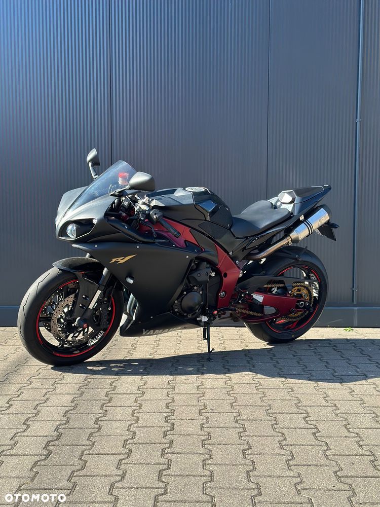 Yamaha R1 - 8