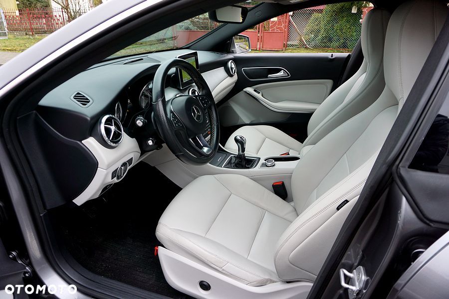 Mercedes-Benz CLA 180 Peak Edition - 21