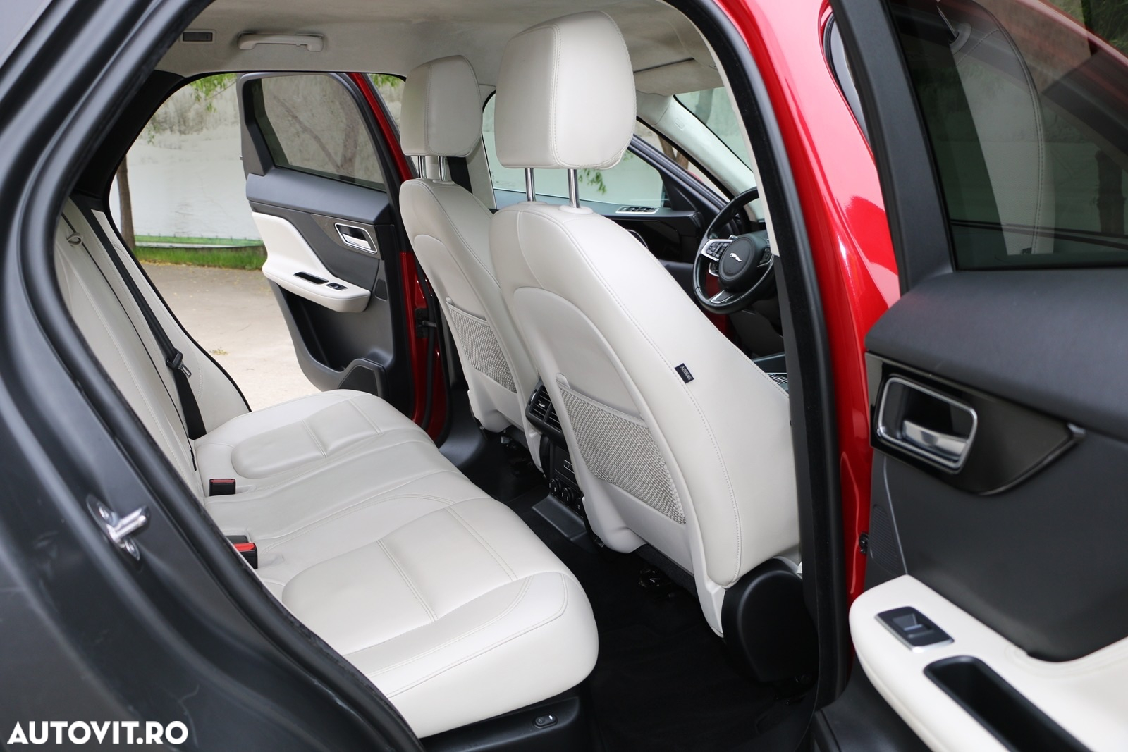 Jaguar F-Pace 20d AWD Pure - 12