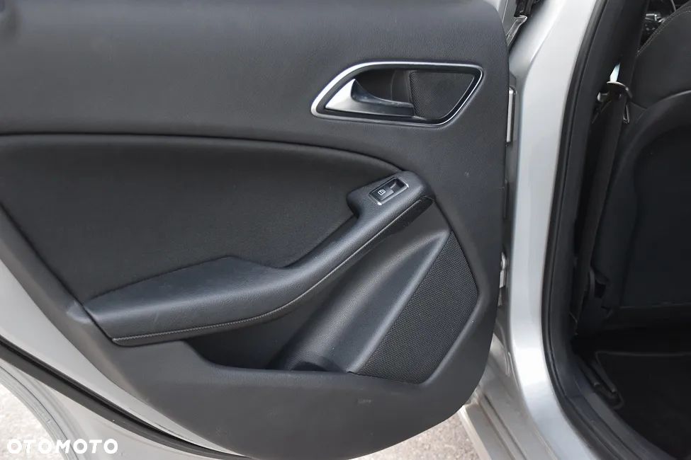 Mercedes-Benz Klasa A 180 CDI 7G-DCT AMG Line - 32