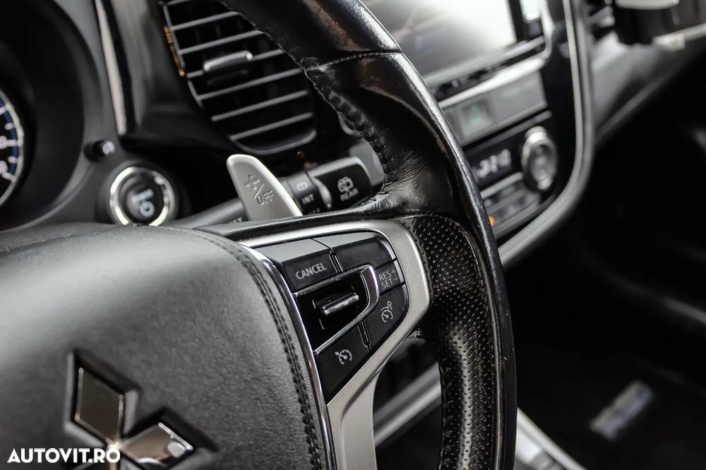 Mitsubishi Outlander 2.0 4WD Plug-In Hybrid Top - 14