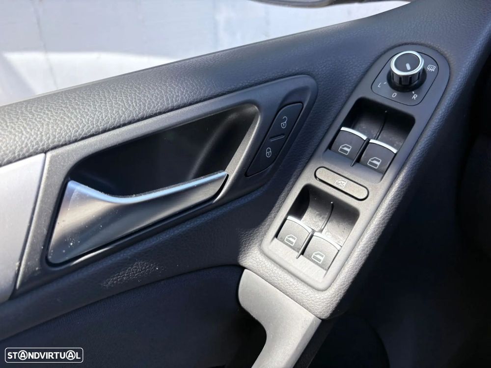 VW Golf 2.0 TDi Highline DSG - 34