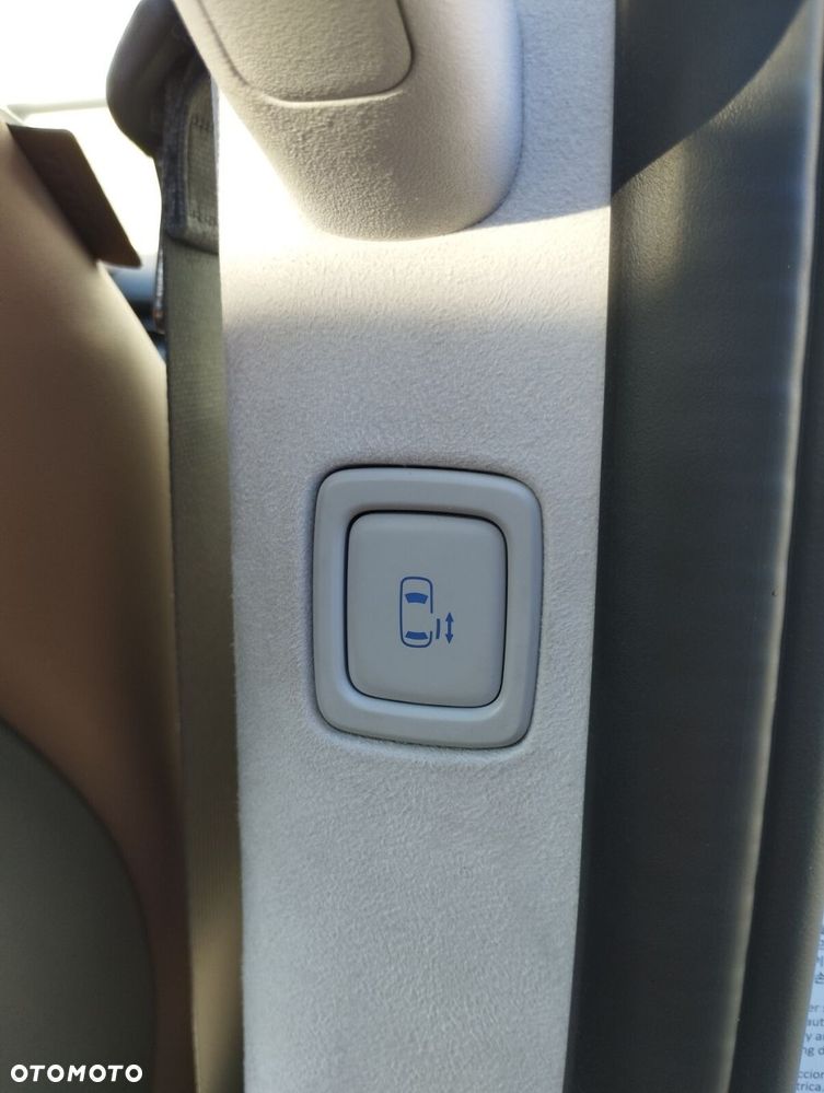 Hyundai Staria 1.6 T-GDI HEV Luxury - 35