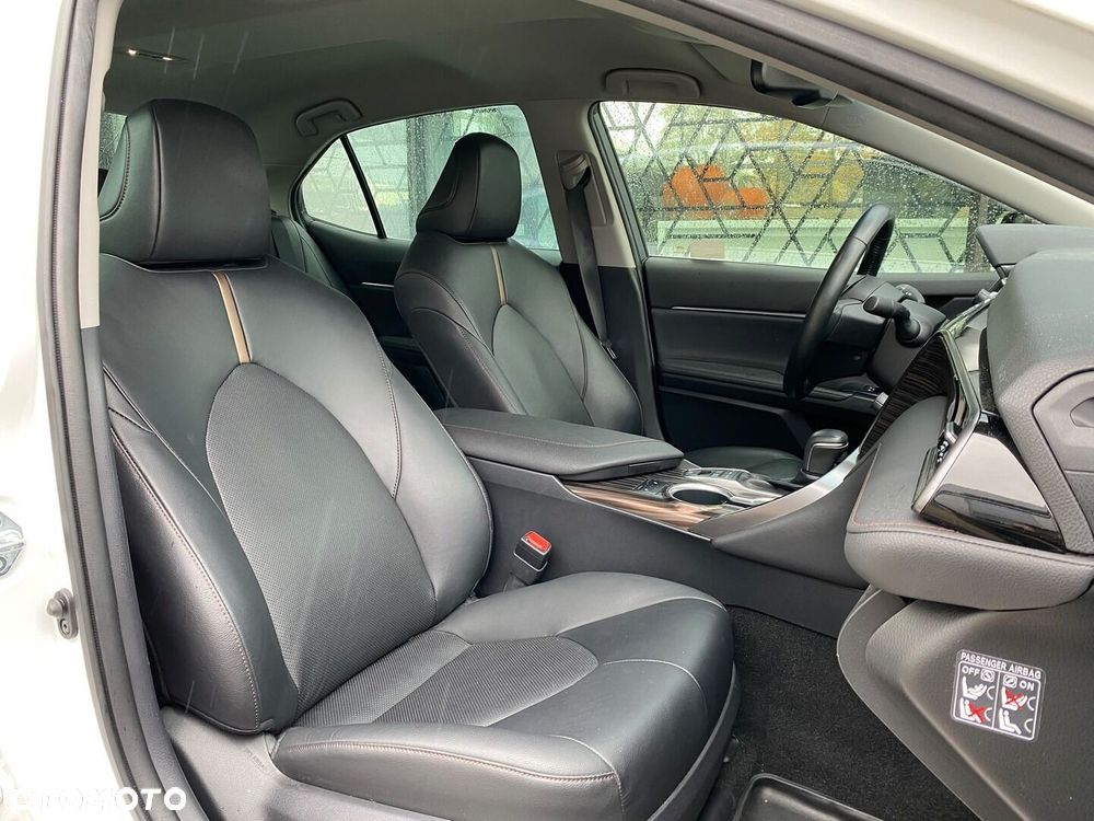Toyota Camry 2.5 Hybrid Executive CVT - 21