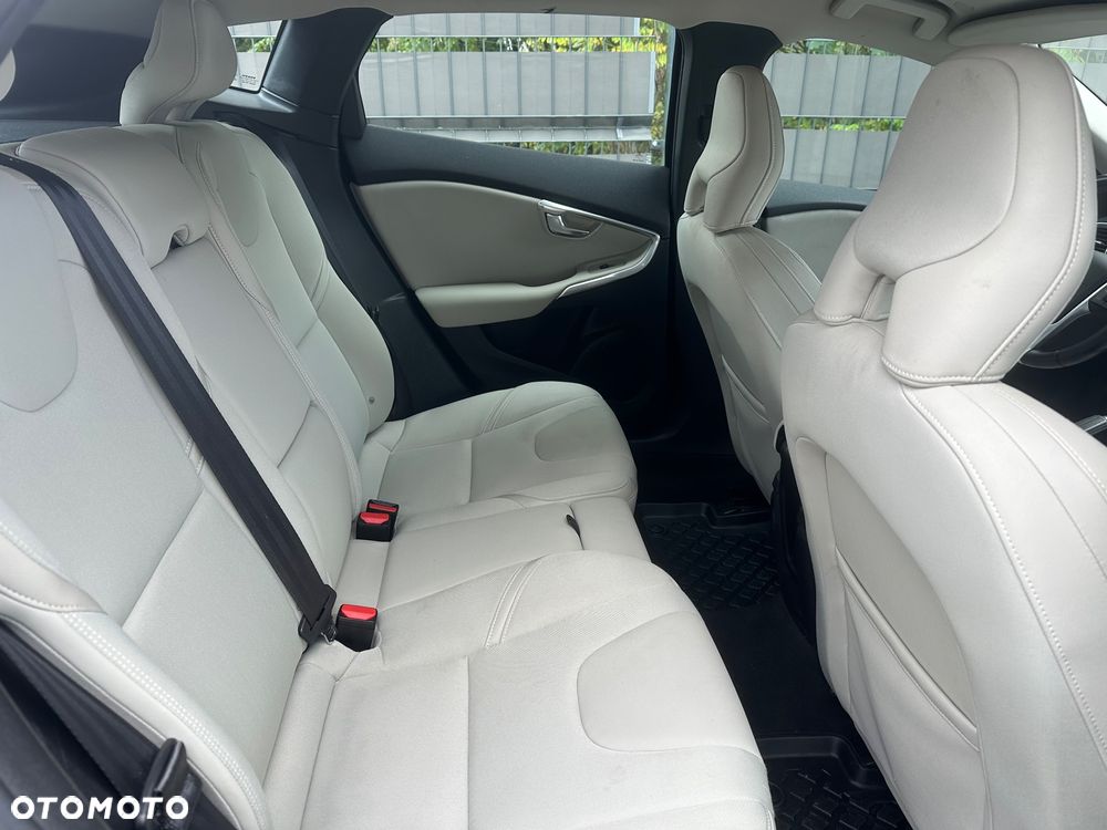Volvo V40 D3 Momentum - 28