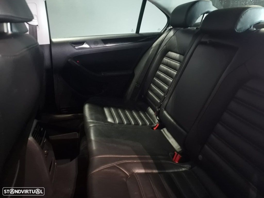 VW Jetta 1.6 TDi Highline - 16