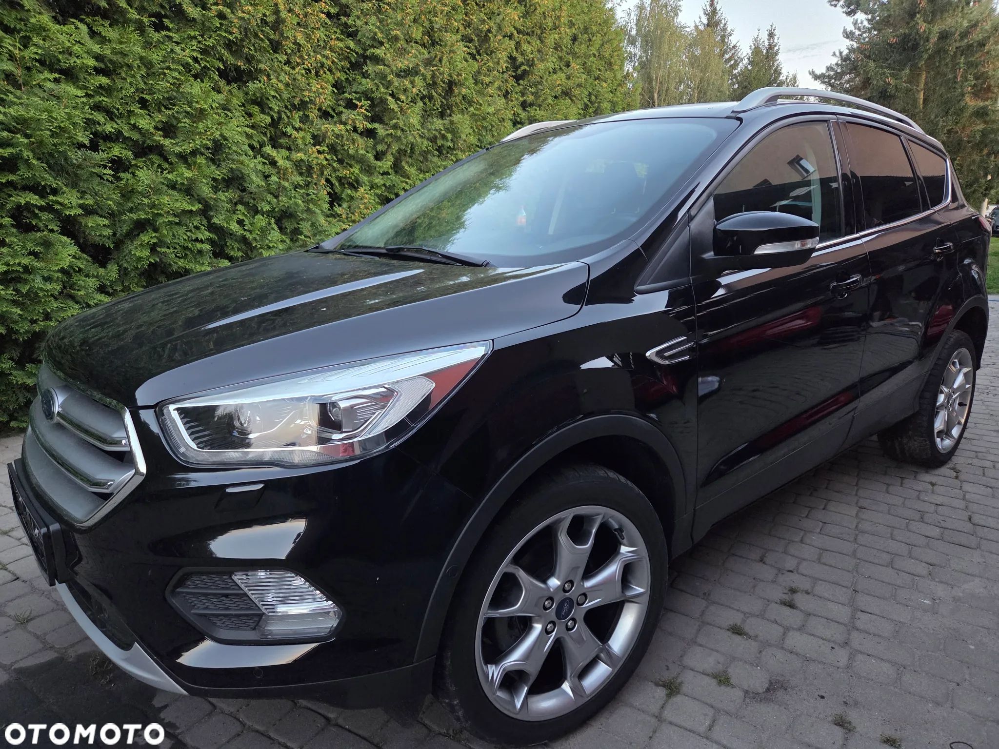 Ford Kuga 1.5 EcoBoost 2x4 Black & Silver - 1