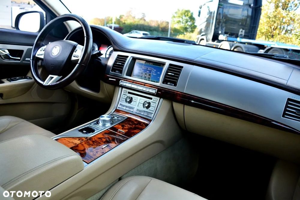 Jaguar XF 4.2 V8 Premium Luxury - 14