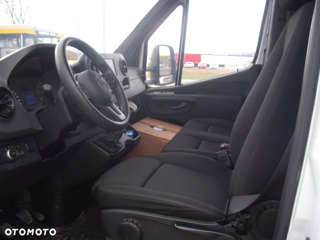Mercedes-Benz Sprinter 907 - 5
