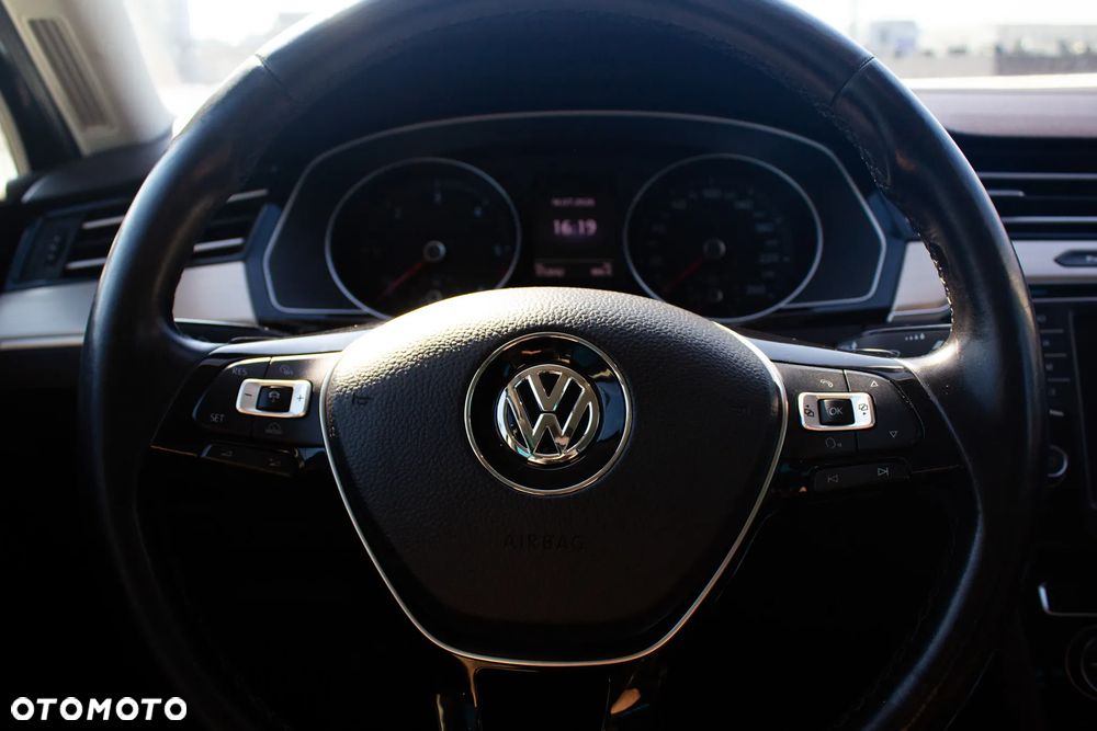 Volkswagen Passat - 11