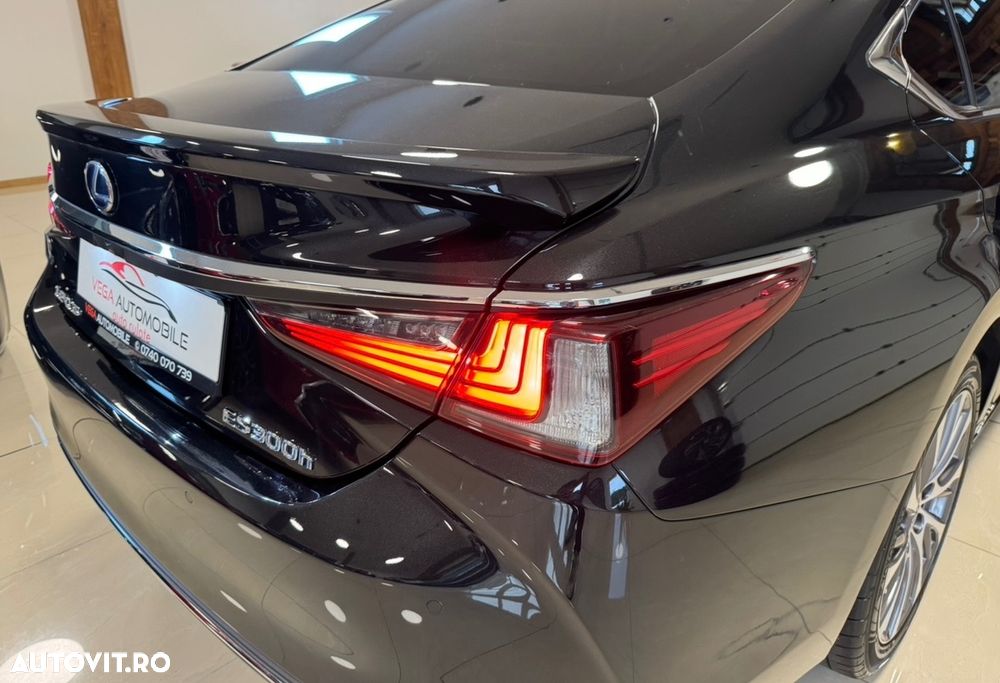 Lexus Seria ES 300h 2.5 TNGA HV 25H- 4X2 CVT Executive - 40