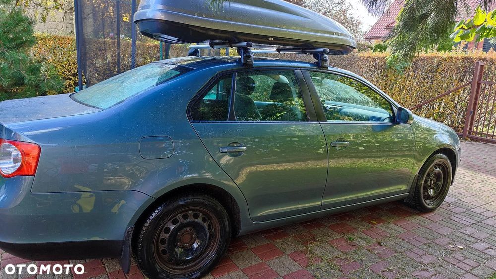 Volkswagen Jetta 1.6 FSI Trendline - 4