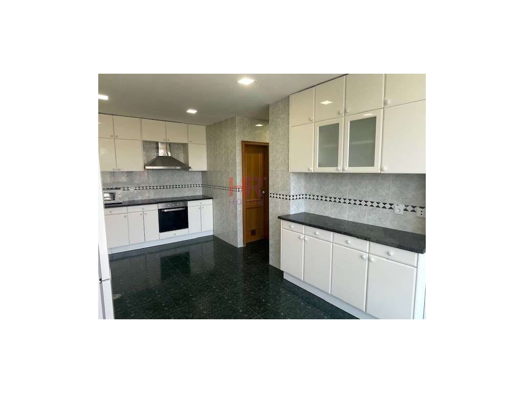 ARRENDAMENTO CELAS JUNTO AO HUC T4 EM DUPLEX COM GARAGEM. - Grande imagem: 5/26