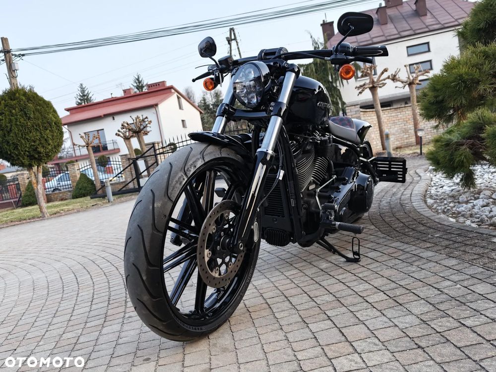 Harley-Davidson Softail Breakout - 27