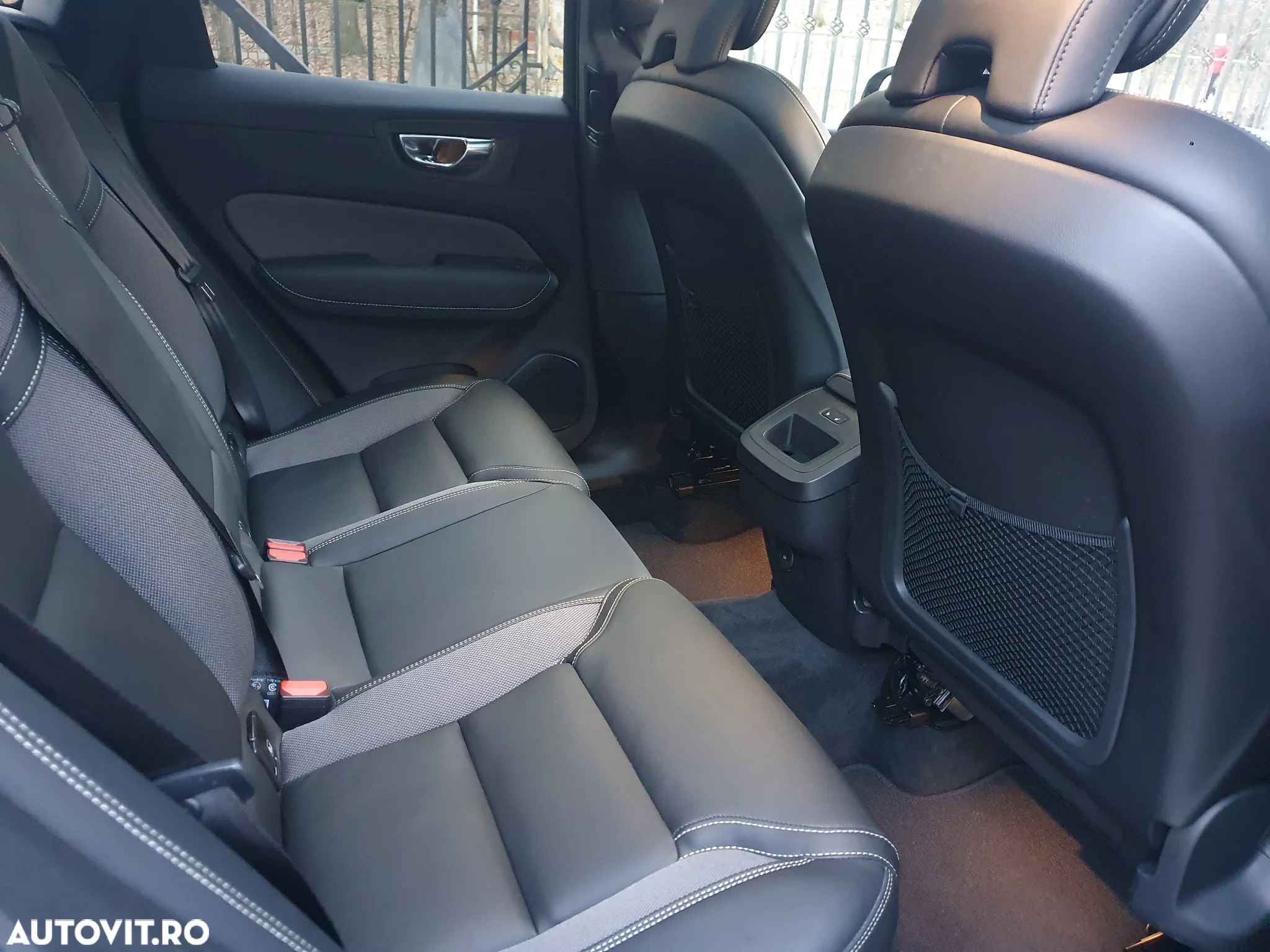 Volvo XC 60 B4 MHEV AT FWD Plus Dark - 9