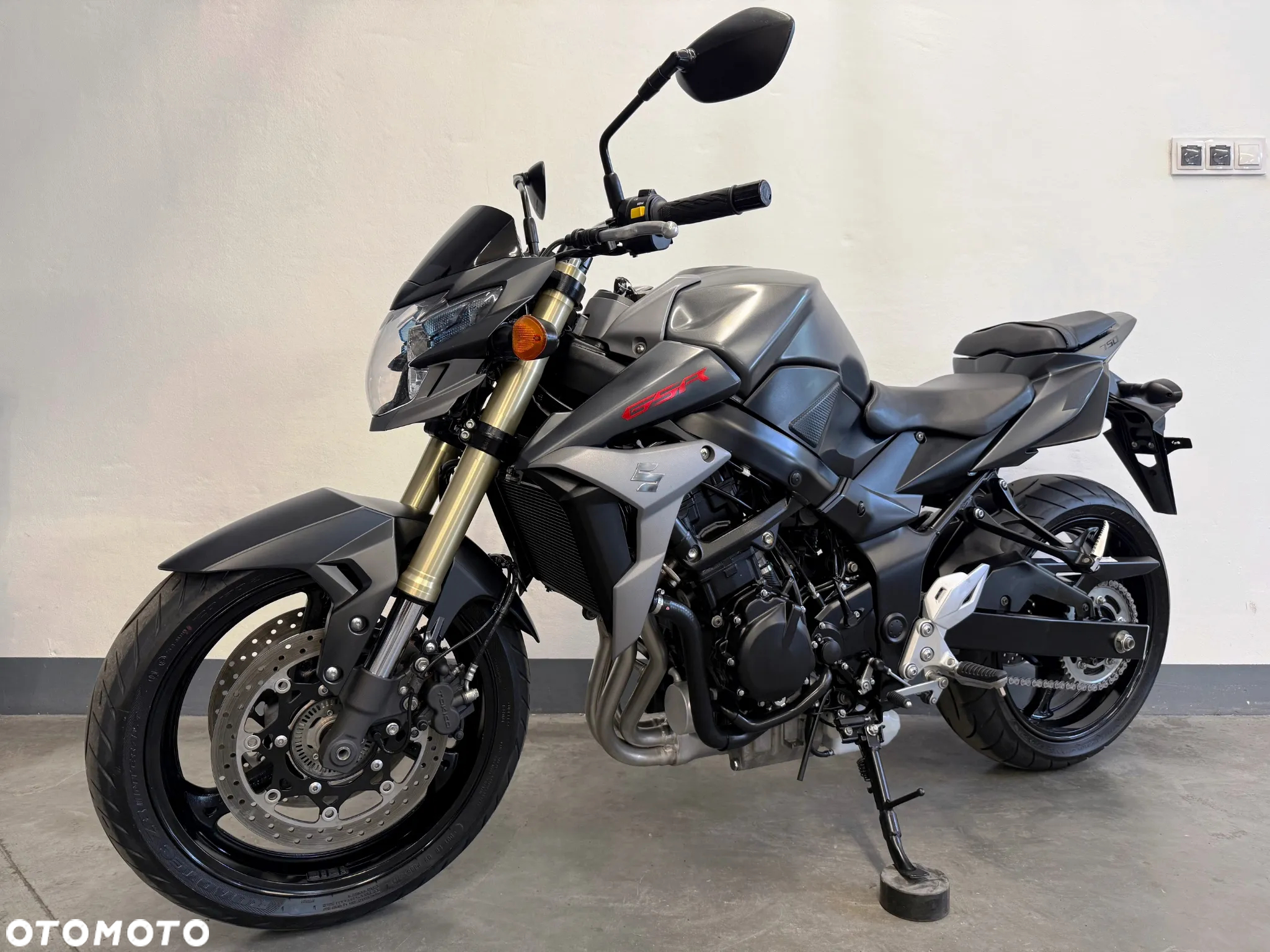 Suzuki GSR - 6