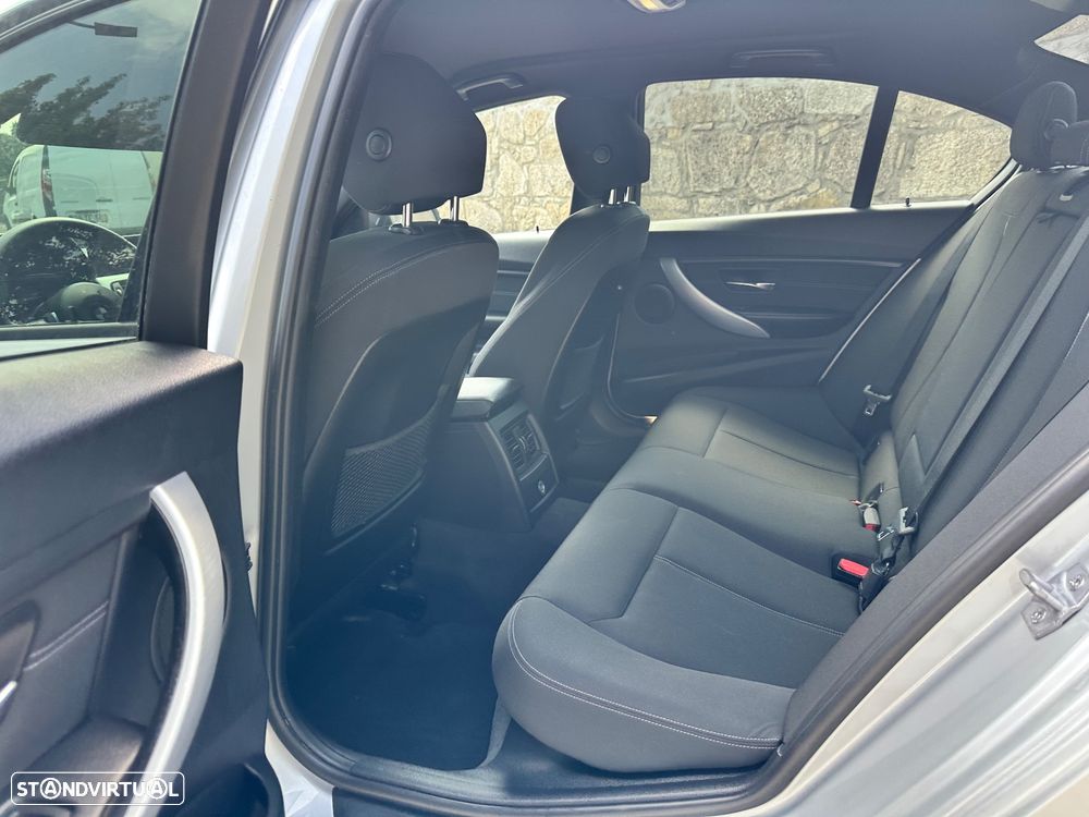 BMW 318 d Line Sport - 29