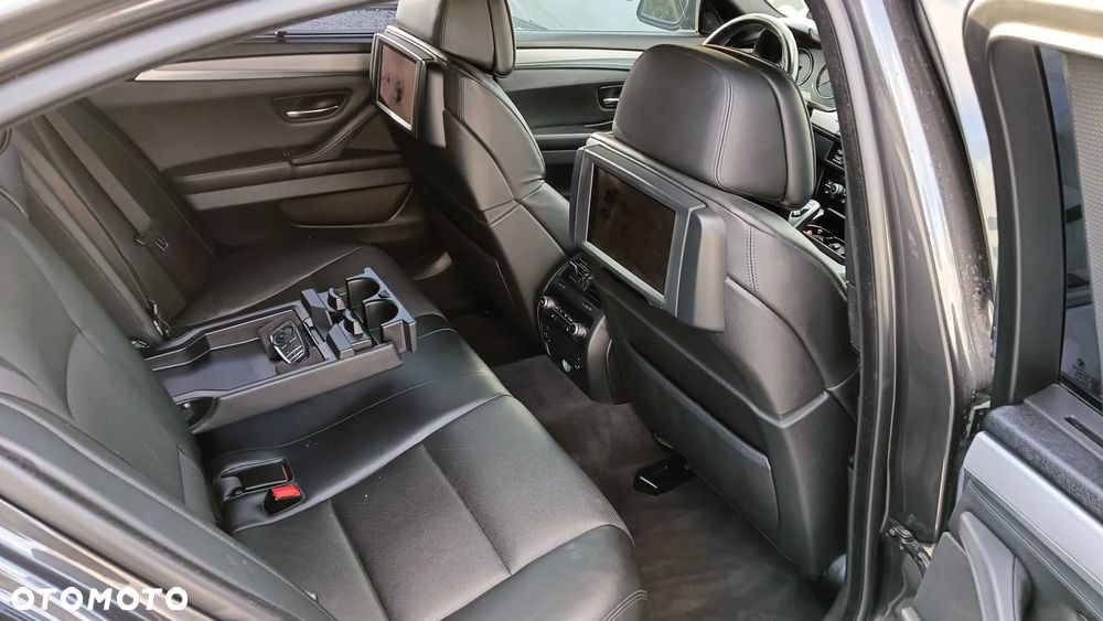 BMW Seria 5 550i xDrive - 17