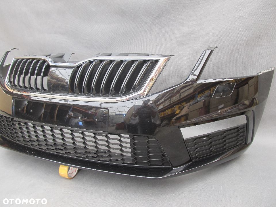 Zderzak przedni Skoda Octavia 3 RS 17 - 20 Sprysk. Lakier 9910 / LF9R - 9