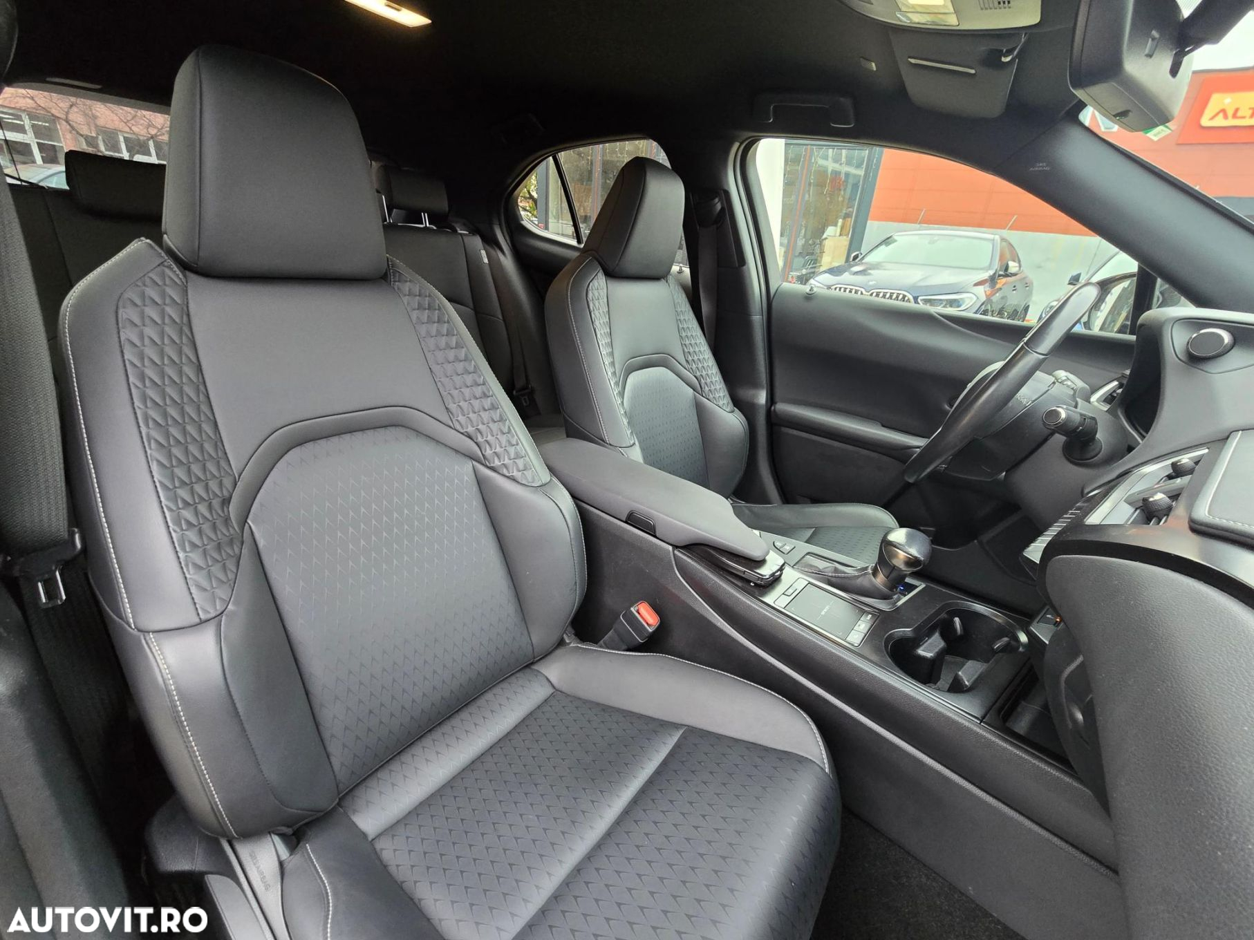 Lexus UX 250h 2.0L HEV 20H- (178 HP) 4X2 CVT Executive - 24