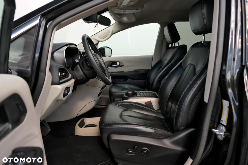 Chrysler Pacifica - 32