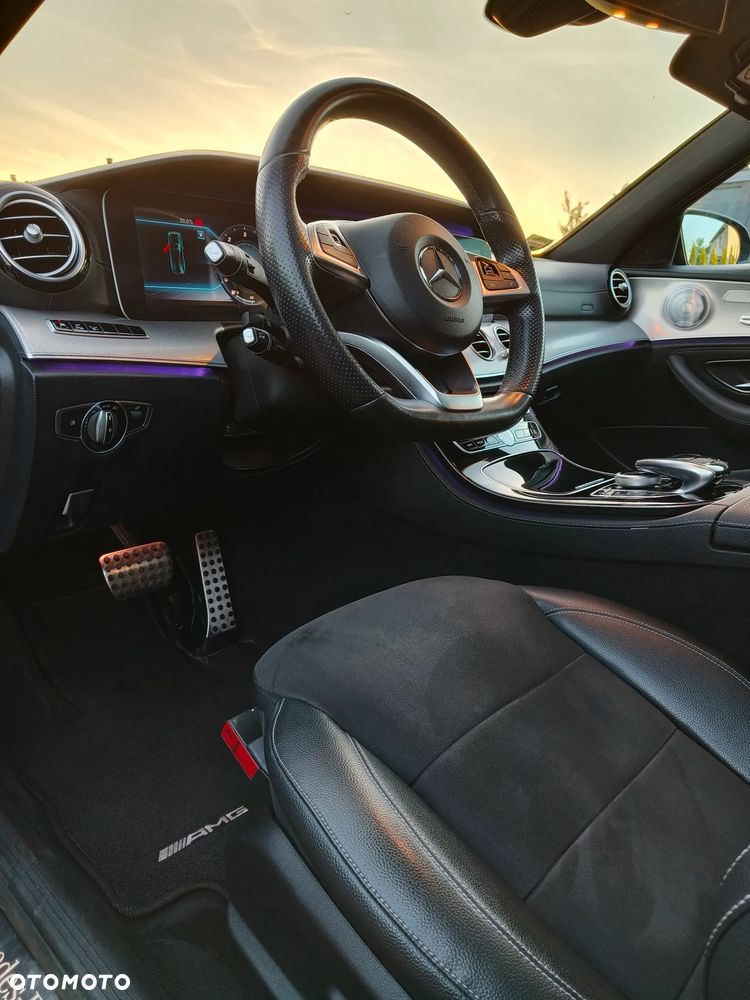 Mercedes-Benz Klasa E 220 d 4-Matic 9G-TRONIC - 22