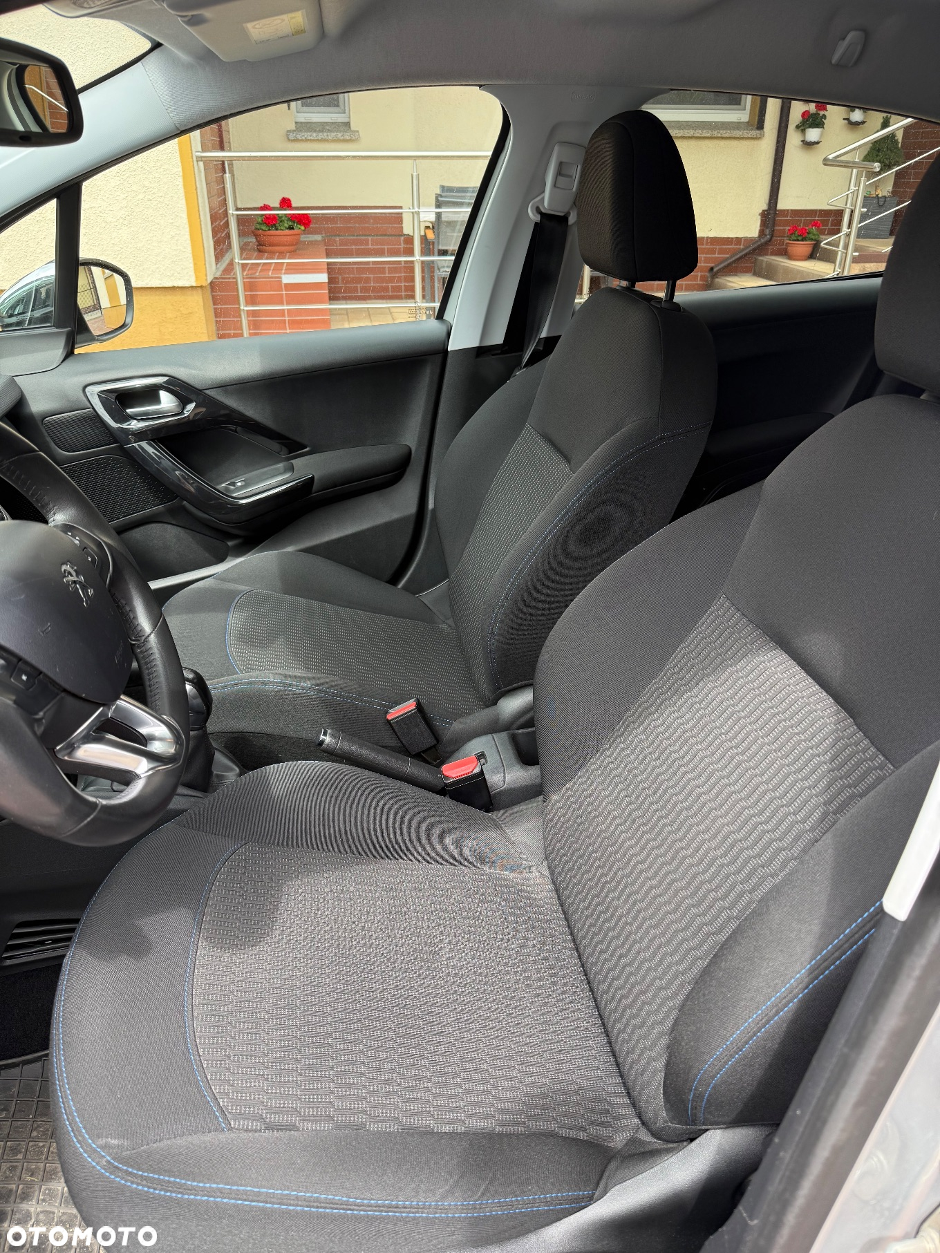 Peugeot 208 - 12