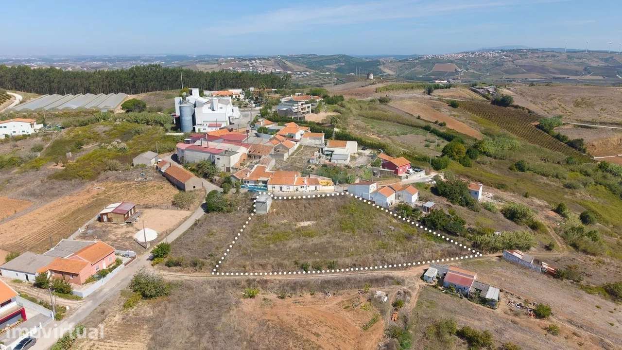 Plot of land measuring 1,894 m² with an approved architectural plan. - Grande imagem: 3/16