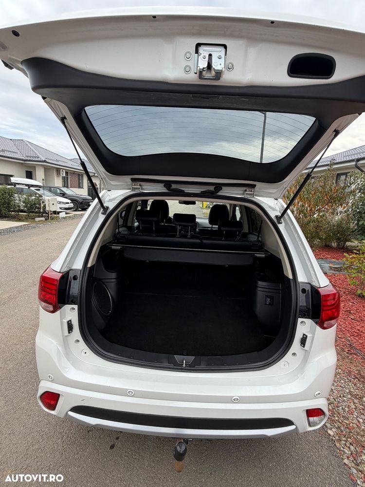 Mitsubishi Outlander 2.0 4WD Plug-In Hybrid - 22