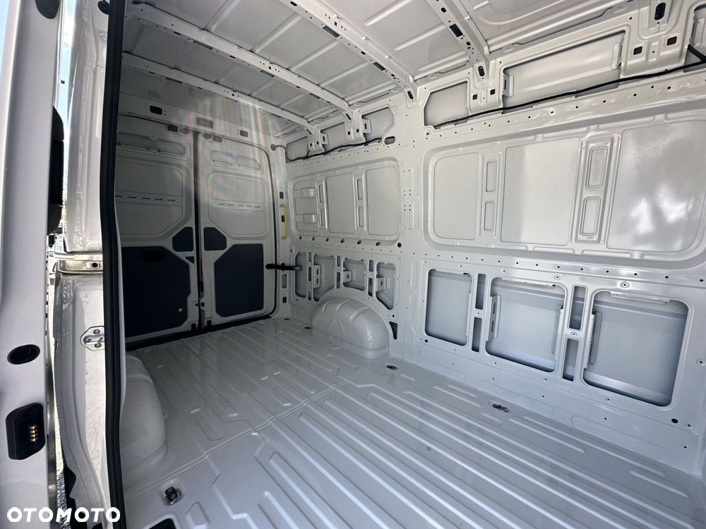 Volkswagen Crafter 35 furgon 177km Automat 3640 - 17