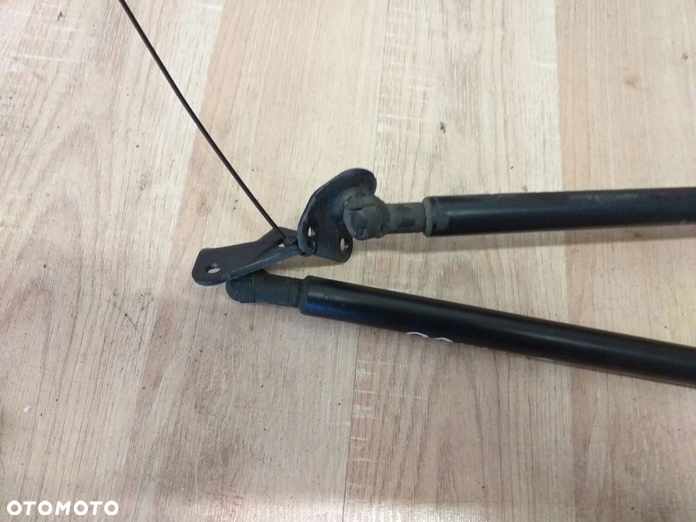 Toyota Prius C AQUA siłowniki klapy bagażnika - 3