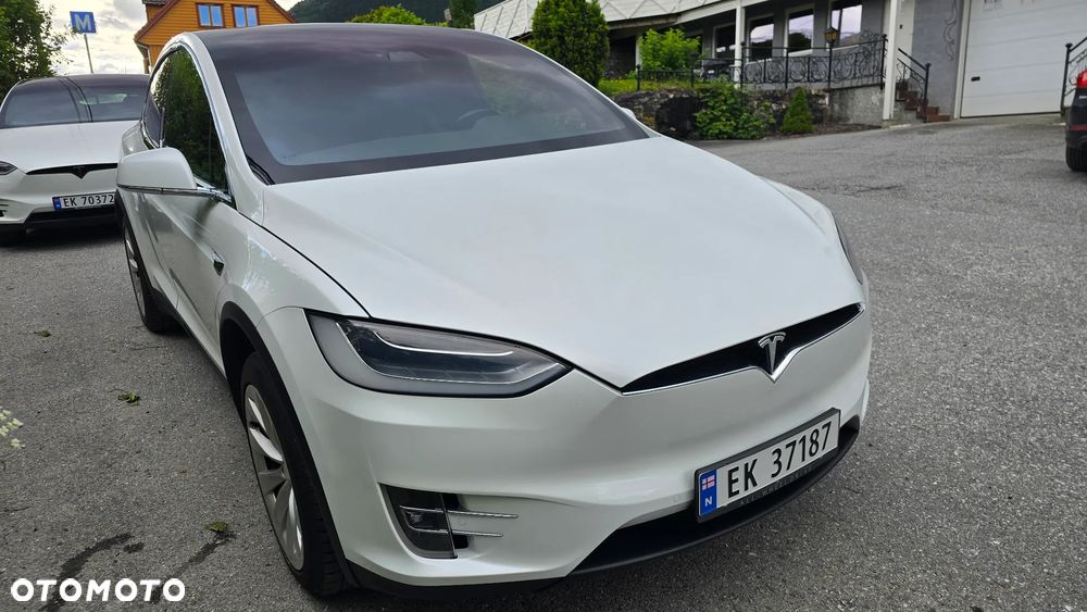 Tesla Model X - 3