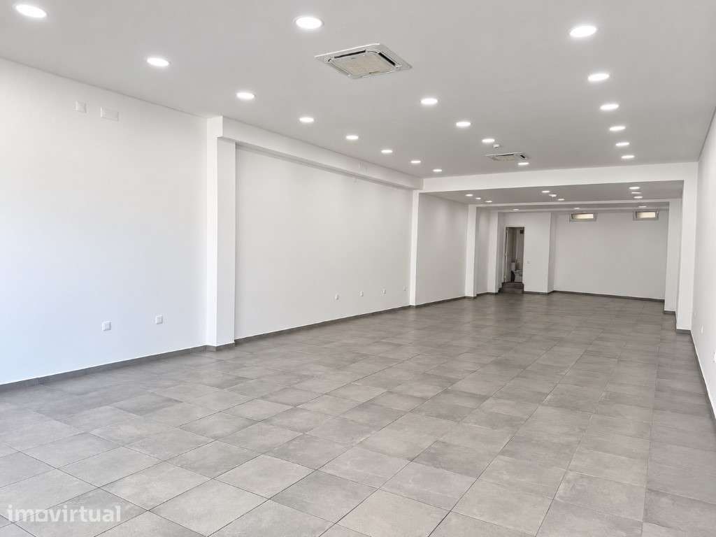 Loja totalmente renovada no centro da Parede - Excelente visibilidade! - Grande imagem: 3/7
