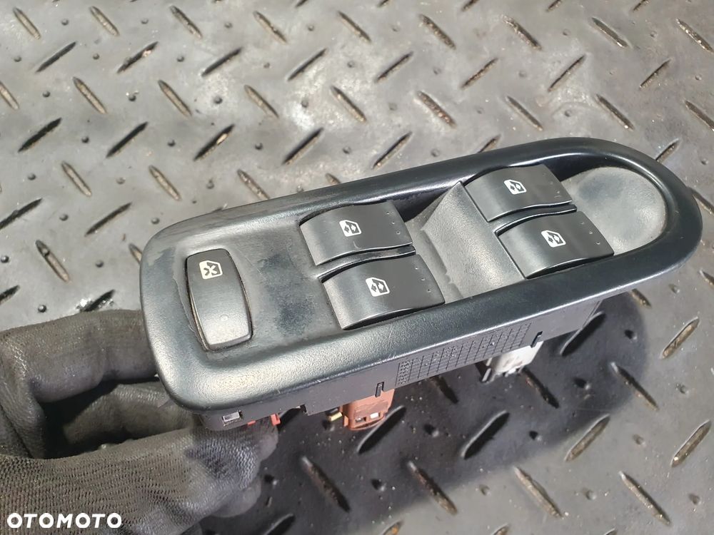 Renault Scenic II - Grand Scenic II 8200160603 Przód strona lewa Przyciski szyb POSIADAM 2 SZT - 4