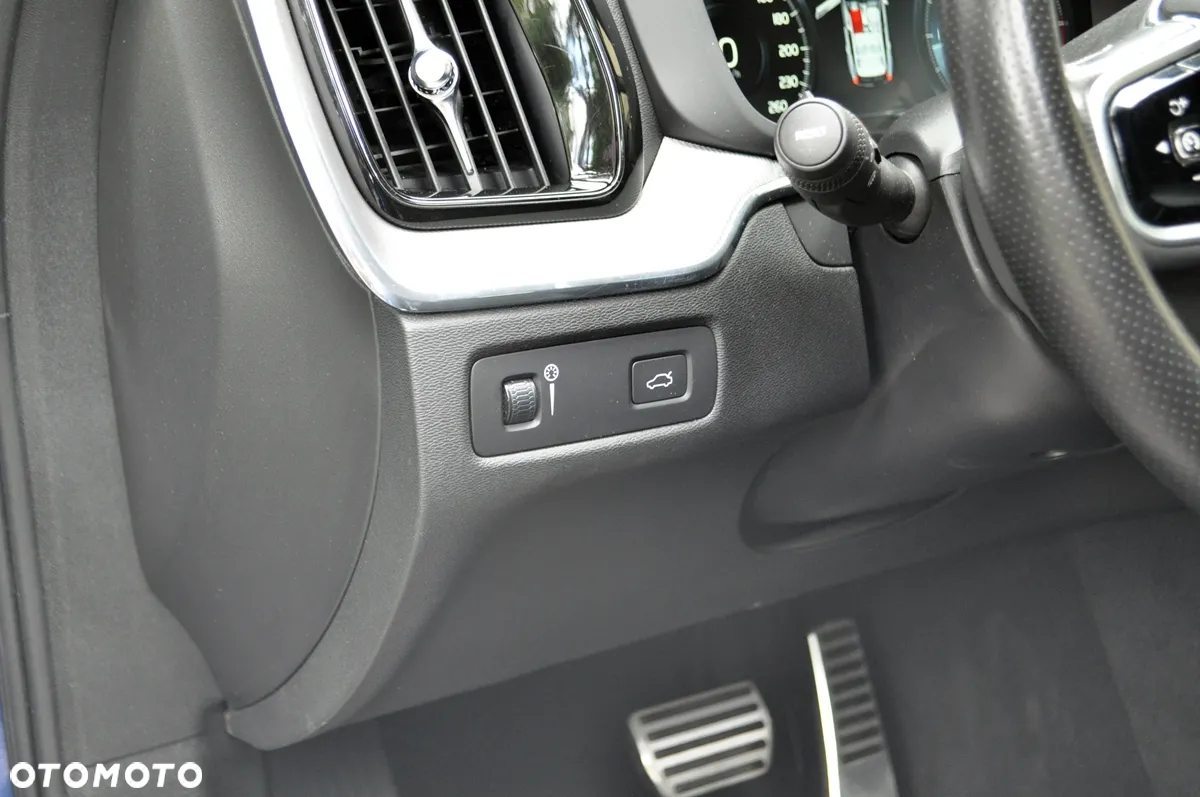 Volvo XC 60 D5 SCR AWD R-Design - 21