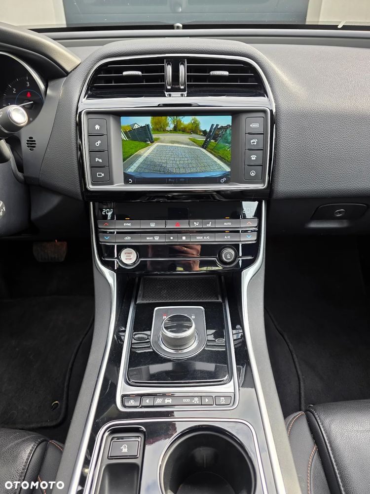 Jaguar XE E-Performance Pure - 13