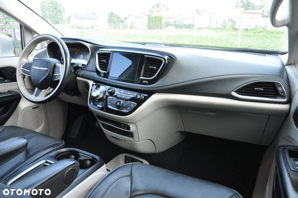 Chrysler Pacifica - 12