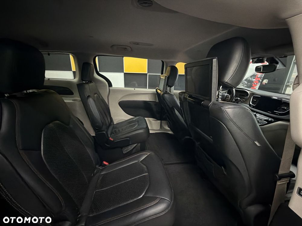 Chrysler Pacifica - 12