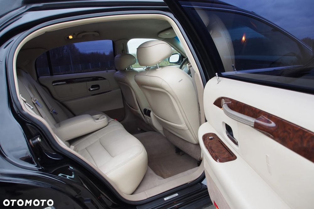 Lincoln Town Car - 18