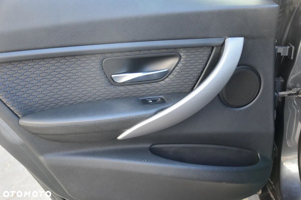 BMW Seria 3 320d DPF Edition Sport - 34