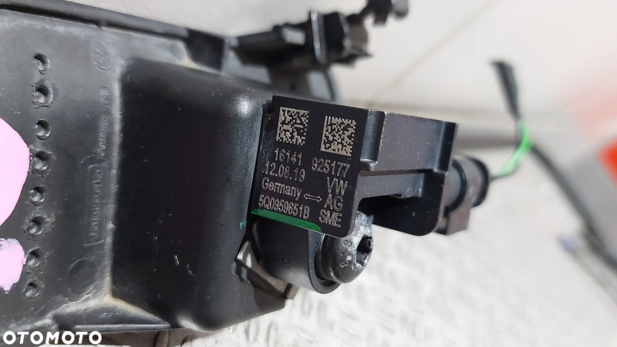 CZUJNIK UDERZENIA ZDERZAKA PRZÓD PRAWY Z MOCOWANIEM VW TIGUAN R2019 NR 5Q0959651B - 2