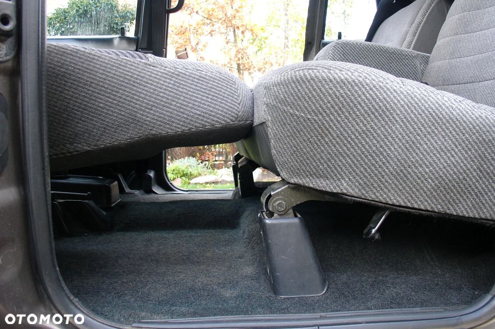Nissan Prairie 2.0 SLX 5os - 10