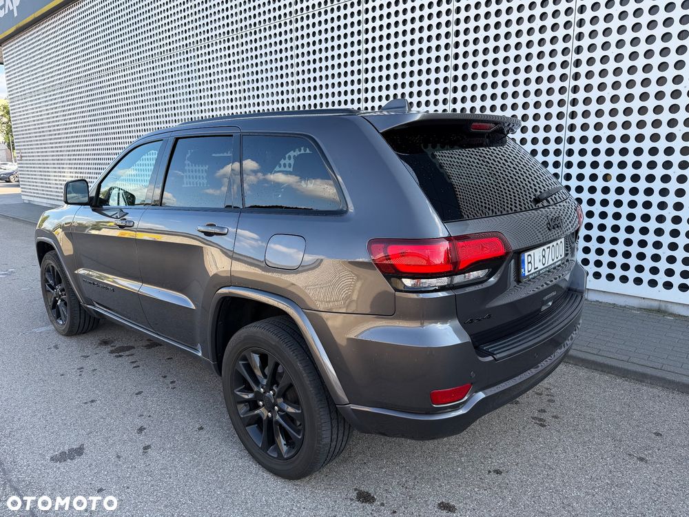 Jeep Grand Cherokee - 26
