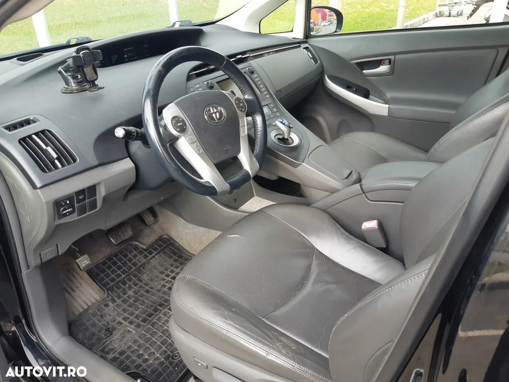 Toyota Prius (Hybrid) - 10