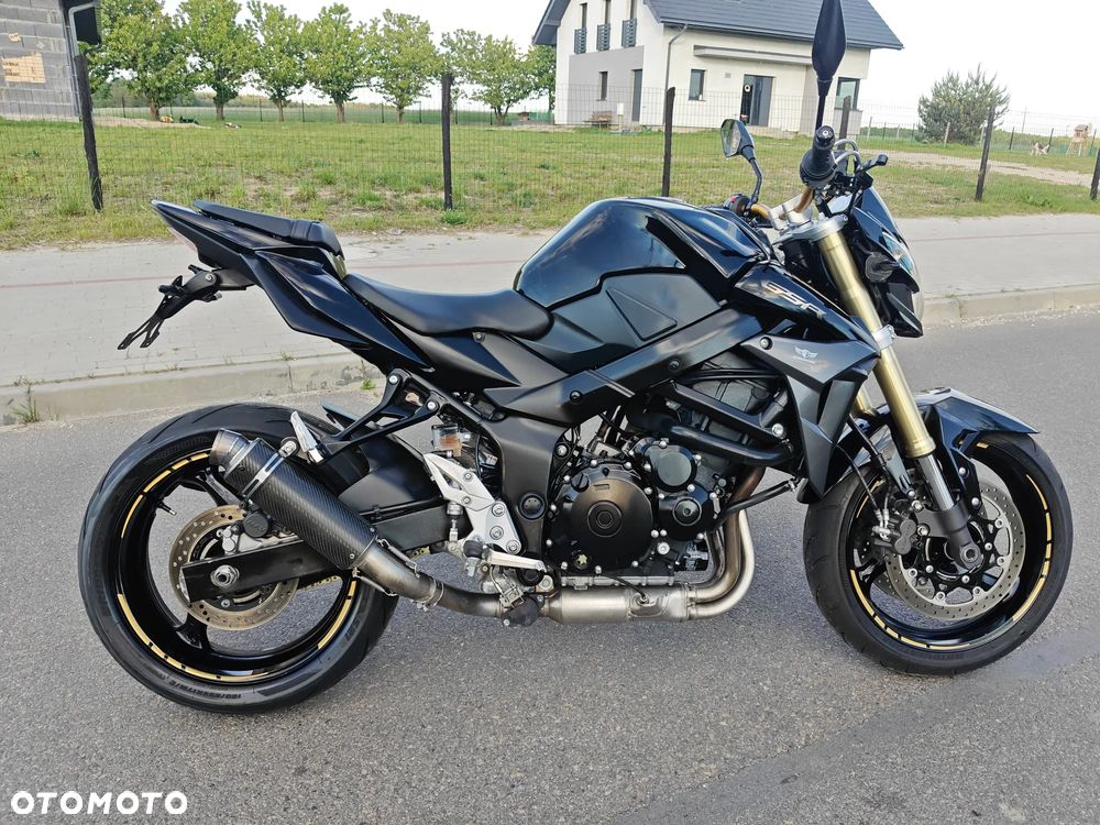 Suzuki GSR - 7