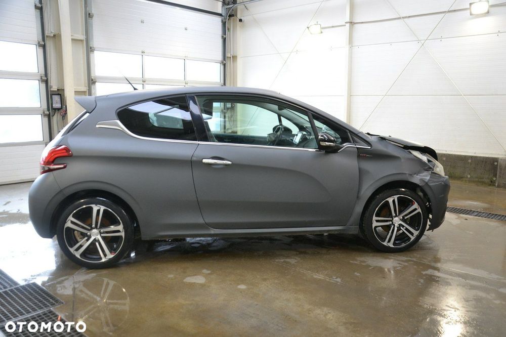Peugeot 208 - 8