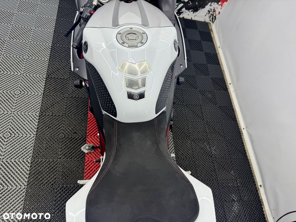 Yamaha R1 - 25