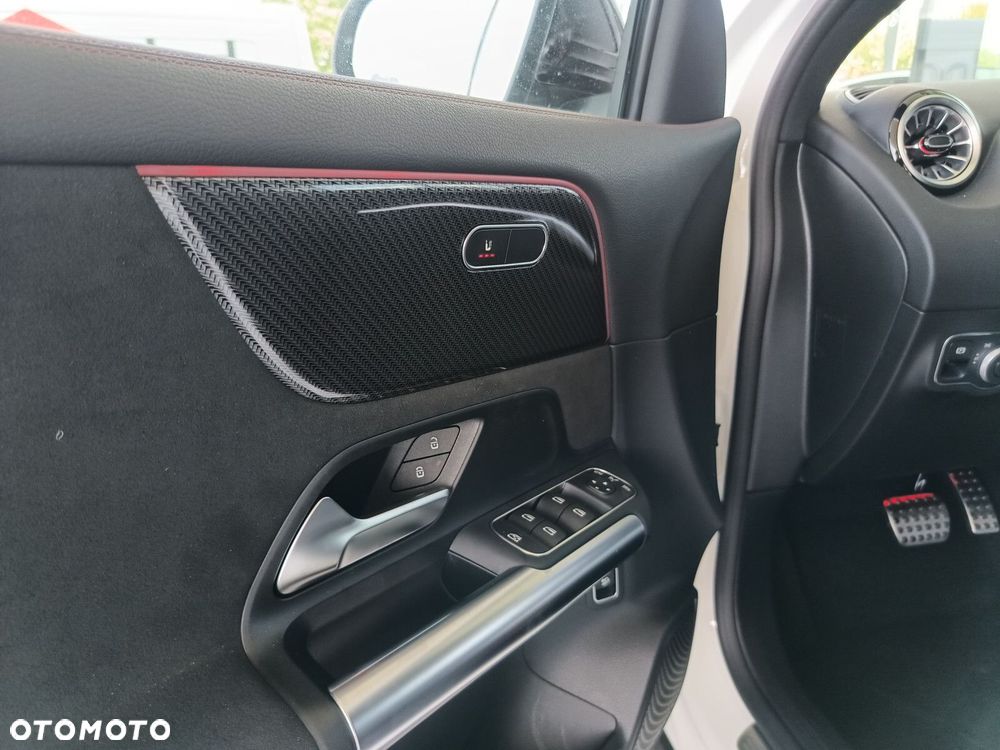 Mercedes-Benz GLA - 18