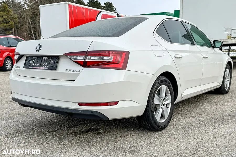 Skoda Superb 2.0 TDI DSG Style - 9