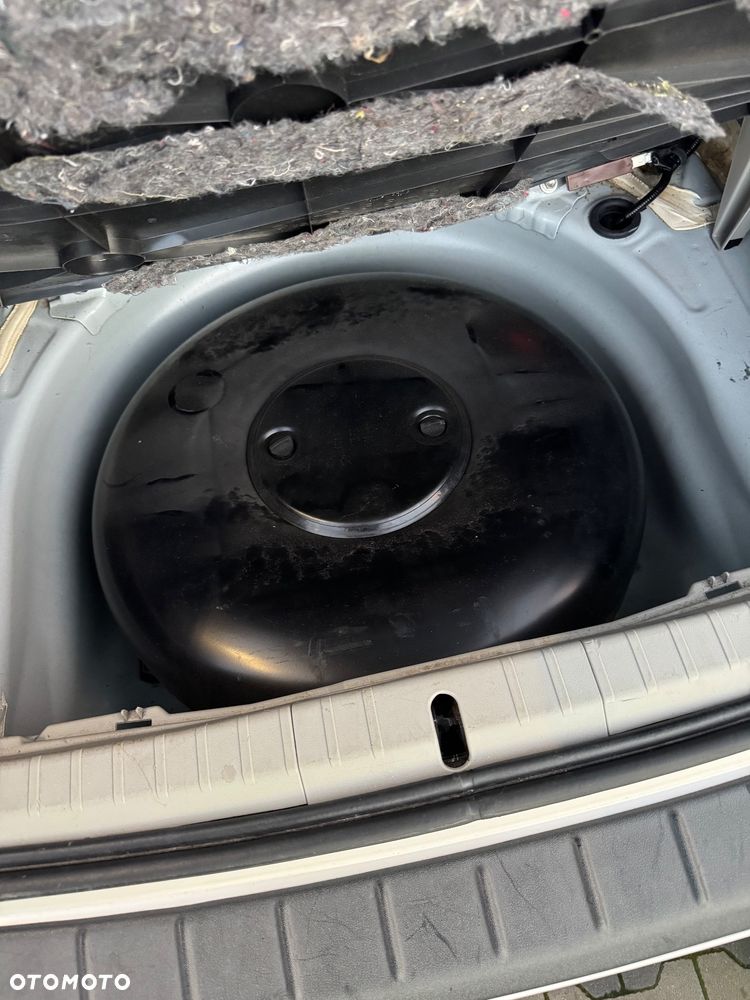 Toyota Prius (Hybrid) - 13